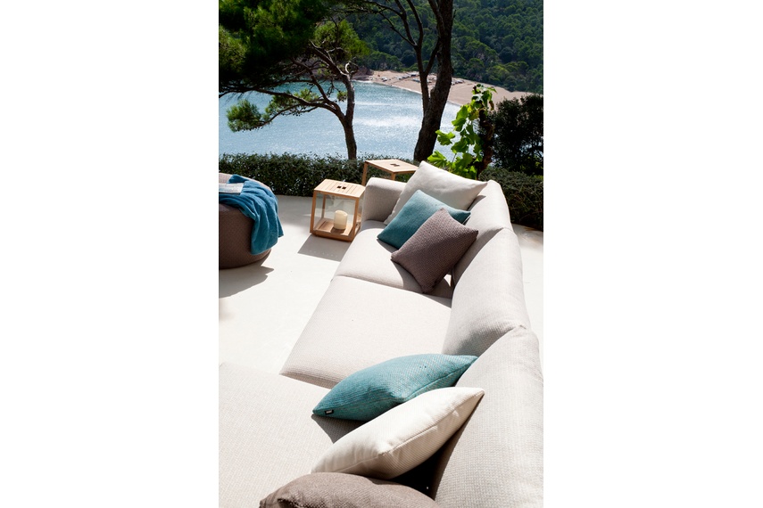 The outdoor cushions can be left outside during the whole outdoor season.