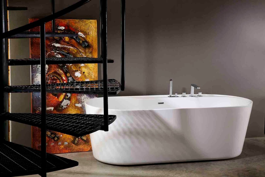 Urban freestanding bath.