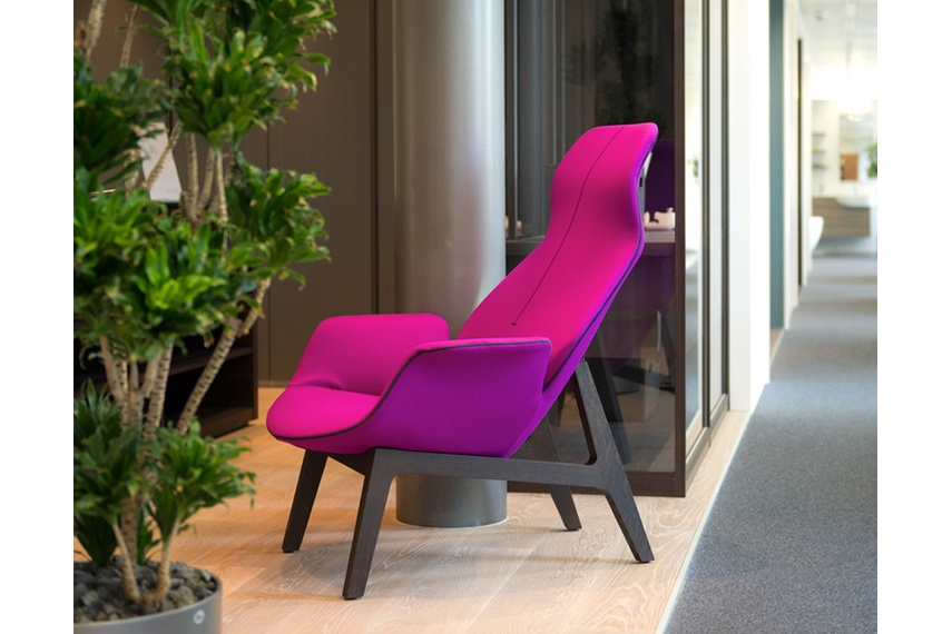 Its lightness is highlighted by a small walnut wooden structure (natural or lacquered).