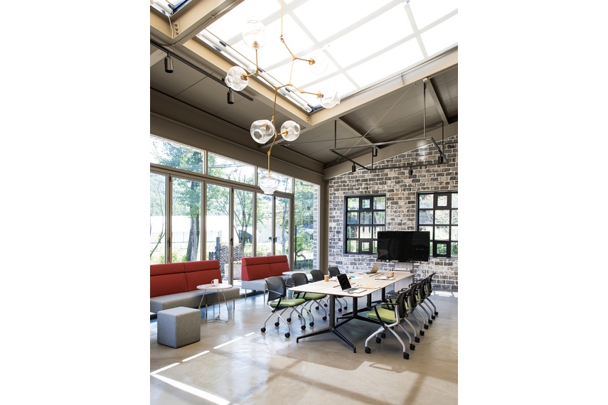 BeConn table & Square soft seating.