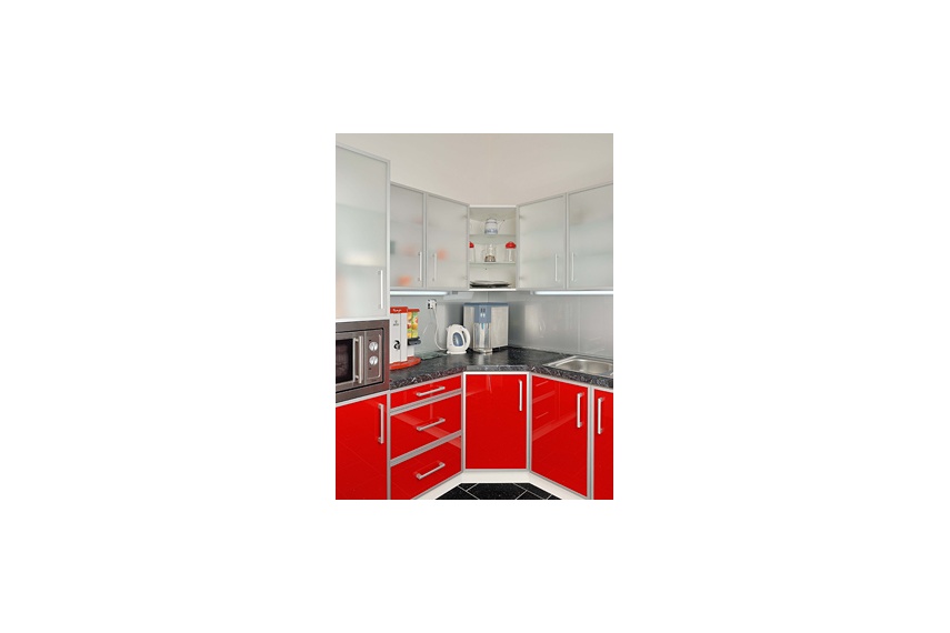 Kitchenette, using MATELUX Clearvision and LACOBEL Luminous Red & Rich Aluminum.