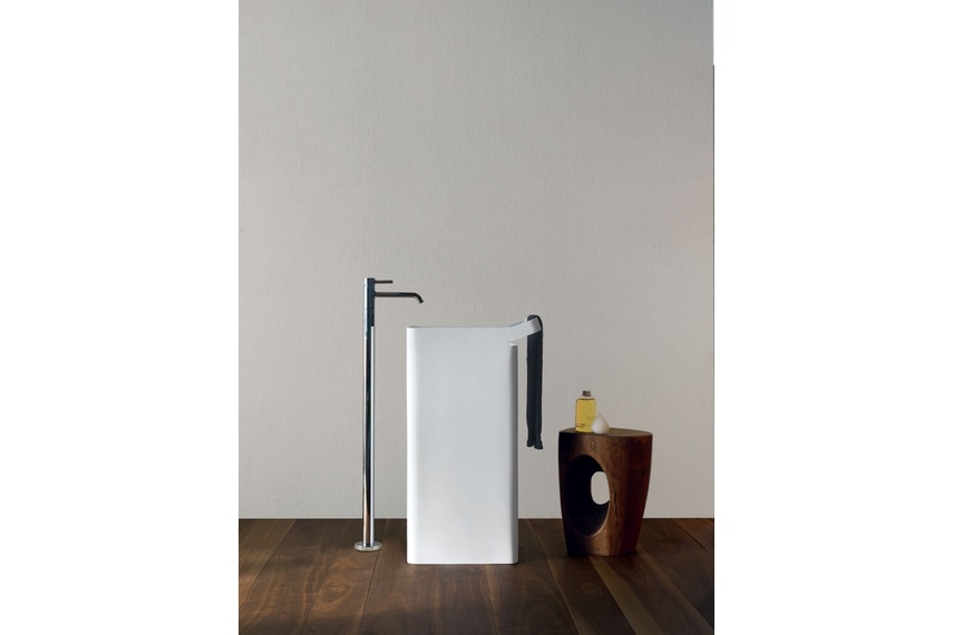 Pan freestanding basin mixer.