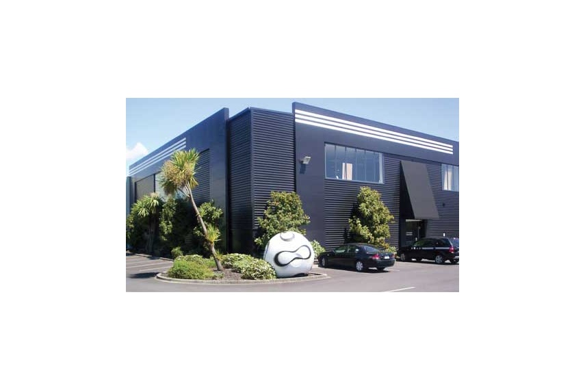 Exterior long run galvanised iron, previously painted walls – coated by Resene Sonyx 101 CoolColour™