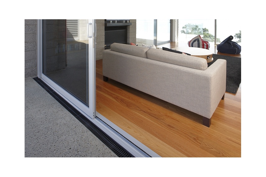 Close up of bottom-rolling Euroslider® flush track