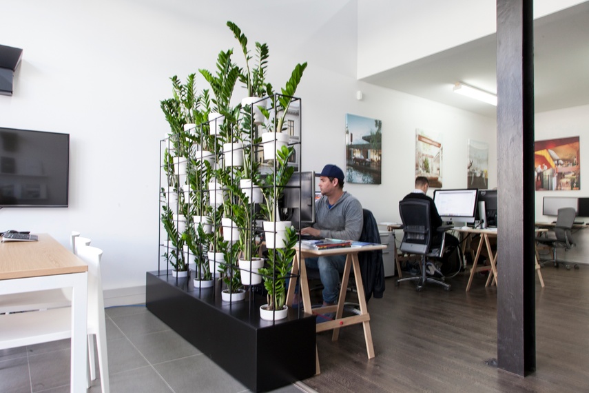 Freestanding or fixed solutions are available.
