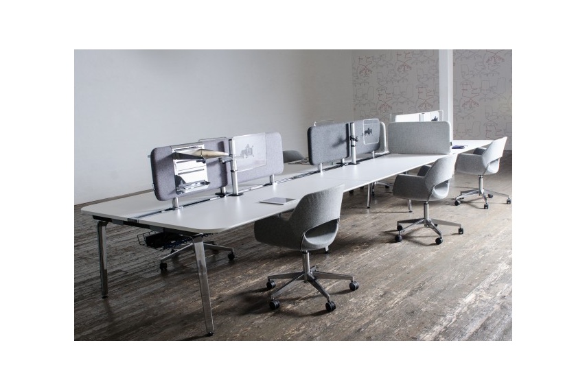 MOMENT 6-person workstation – screens can be adjusted to fit the working environment