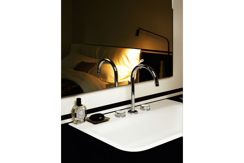 Savoy 3th goose-neck basin mixer.