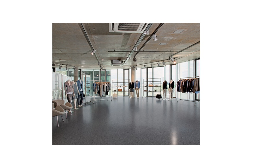 The non-directional duotone chip decoration with marbleised highlight chips provides interest on the floor.